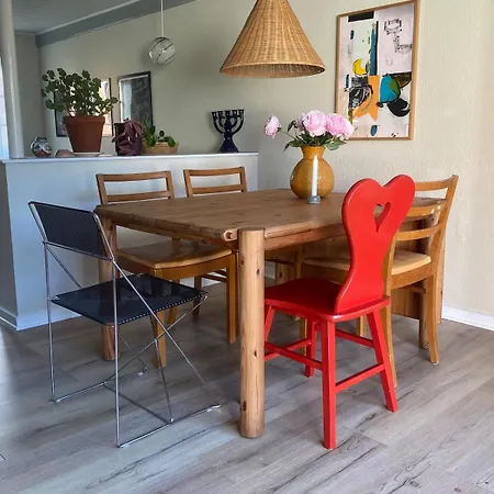 Cozy And Stylish Close To The Sea Feriehus